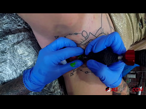 ❤️ 极具纹身的辣妹苏利-萨维奇在阴蒂上纹了一个纹身 ☑ 自制毛片️❤